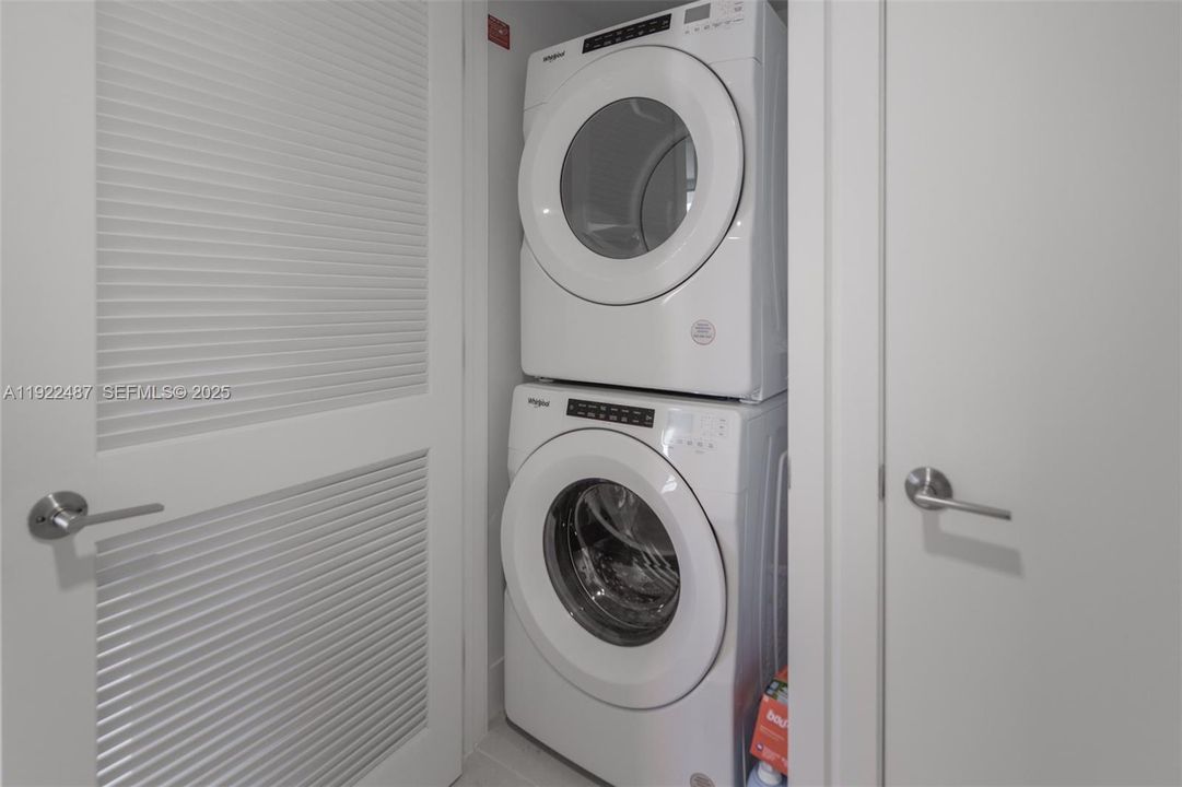 For Sale: $1,100,000 (2 beds, 2 baths, 907 Square Feet)