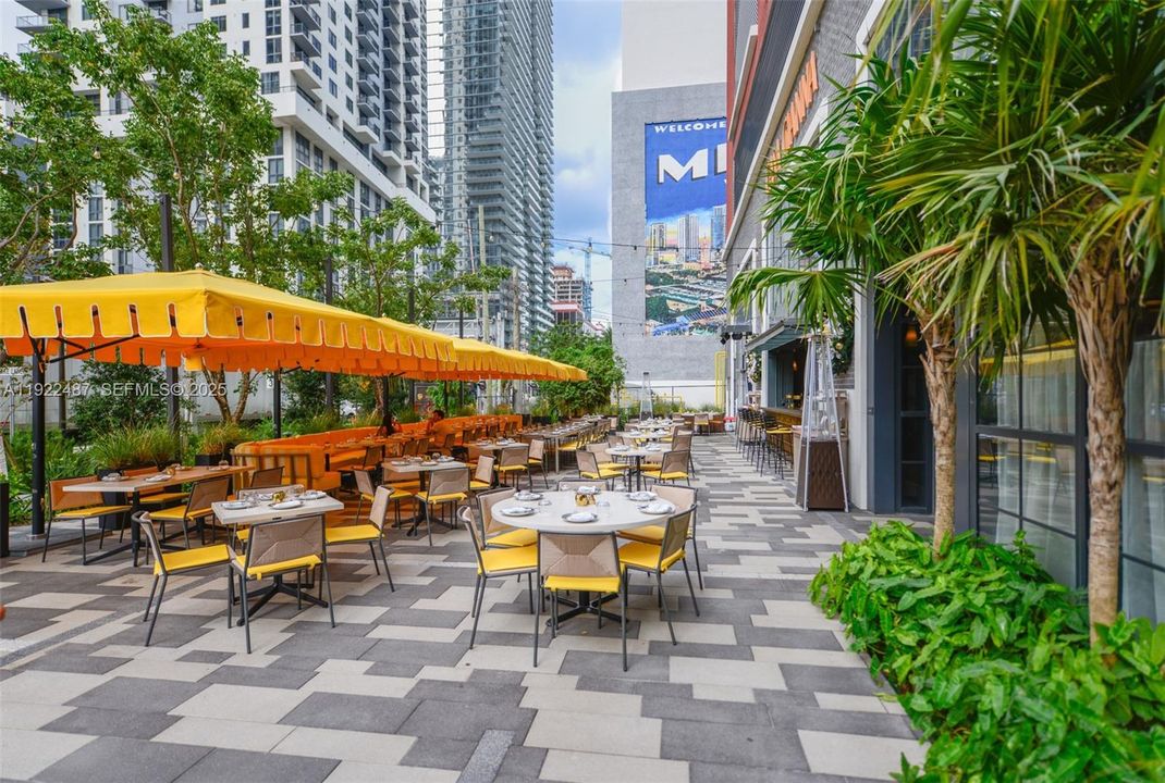 For Sale: $1,100,000 (2 beds, 2 baths, 907 Square Feet)