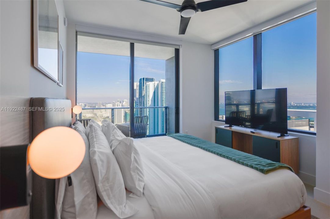 For Sale: $1,100,000 (2 beds, 2 baths, 907 Square Feet)