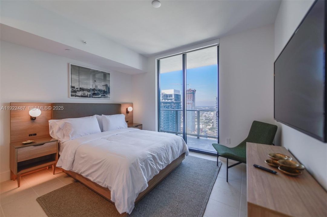 For Sale: $1,100,000 (2 beds, 2 baths, 907 Square Feet)