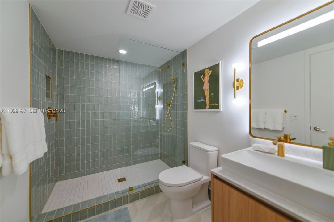 For Sale: $1,100,000 (2 beds, 2 baths, 907 Square Feet)
