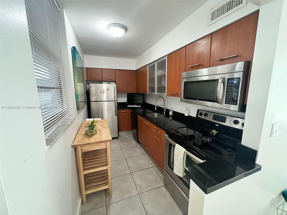 For Sale: $380,000 (1 beds, 1 baths, 723 Square Feet)