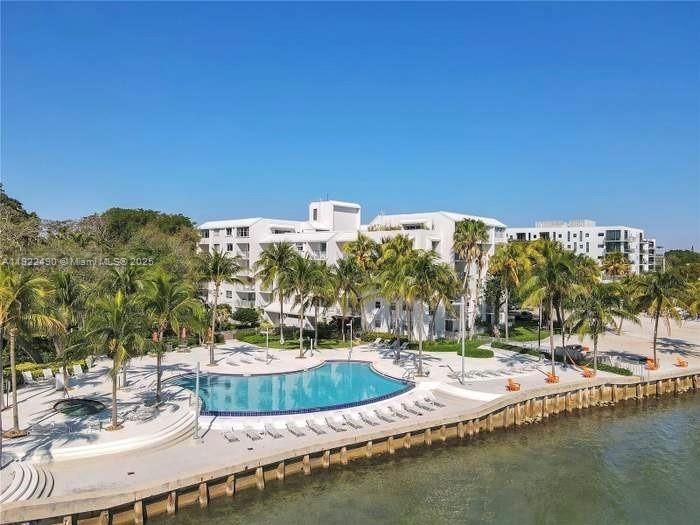 For Sale: $380,000 (1 beds, 1 baths, 723 Square Feet)