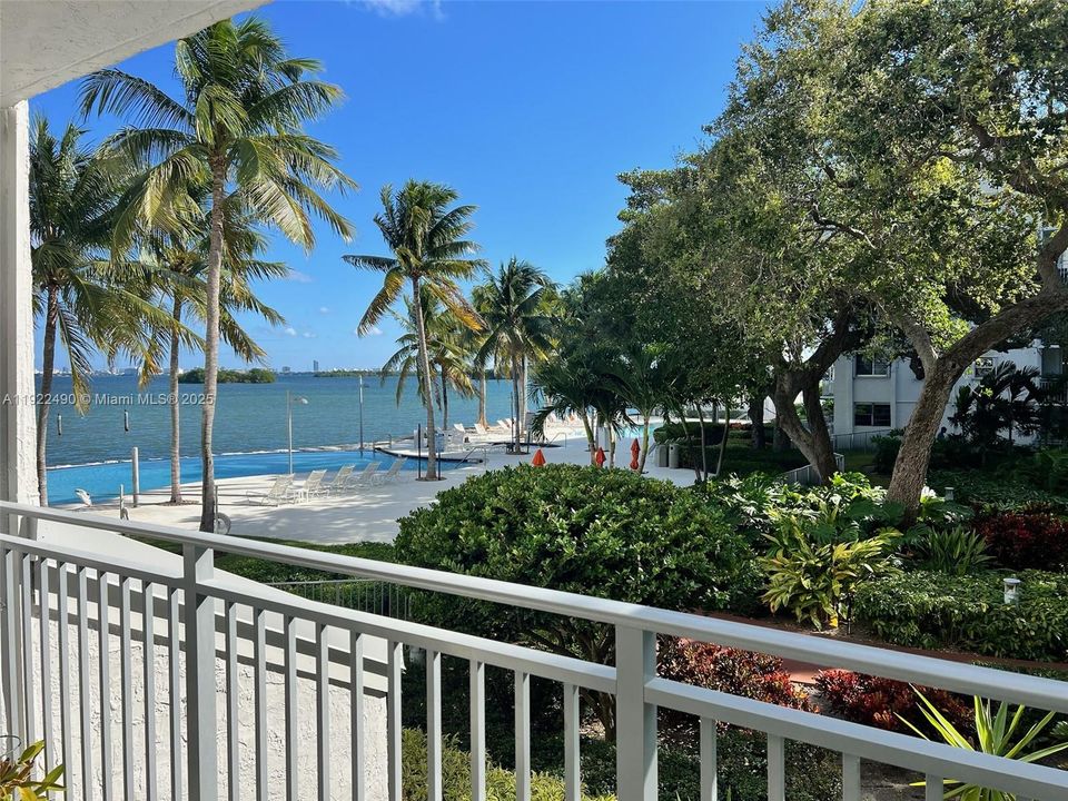 For Sale: $380,000 (1 beds, 1 baths, 723 Square Feet)