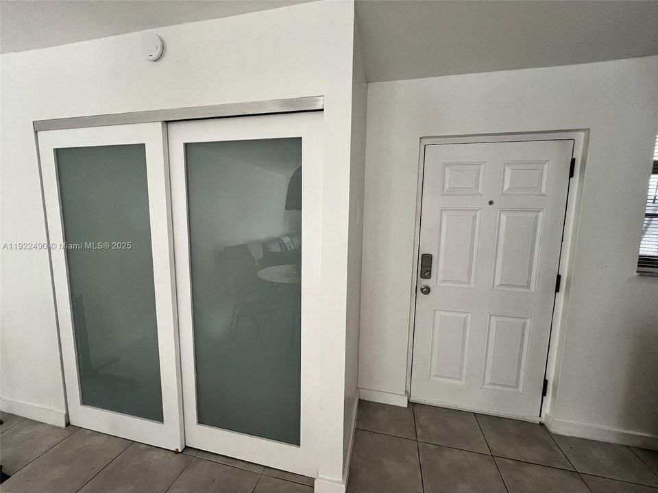 For Sale: $380,000 (1 beds, 1 baths, 723 Square Feet)