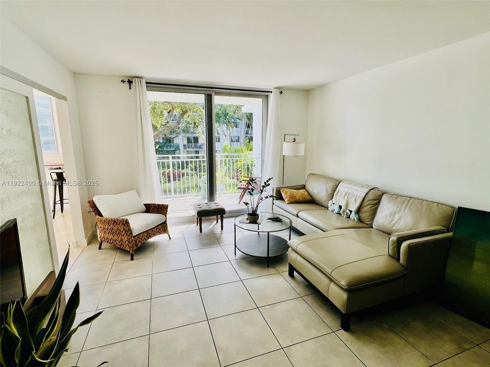 For Sale: $380,000 (1 beds, 1 baths, 723 Square Feet)