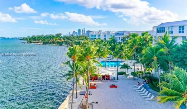 For Sale: $380,000 (1 beds, 1 baths, 723 Square Feet)