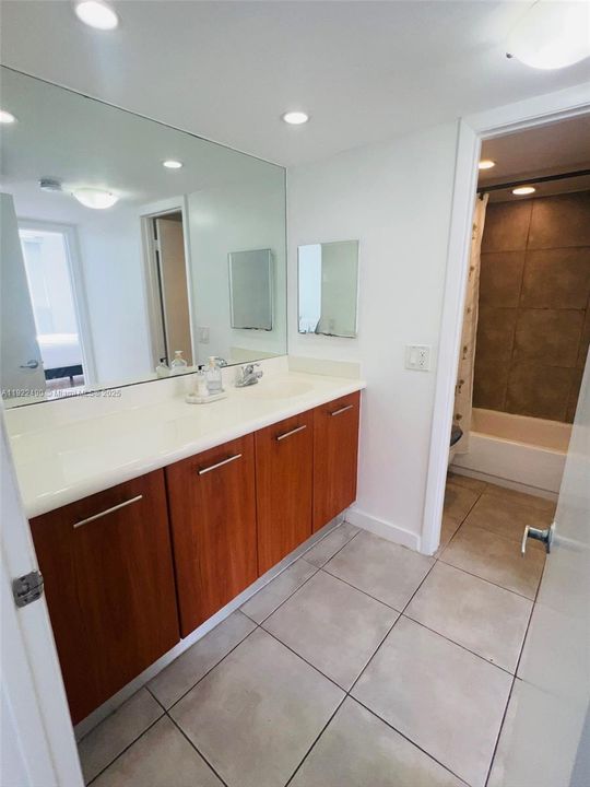 For Sale: $380,000 (1 beds, 1 baths, 723 Square Feet)