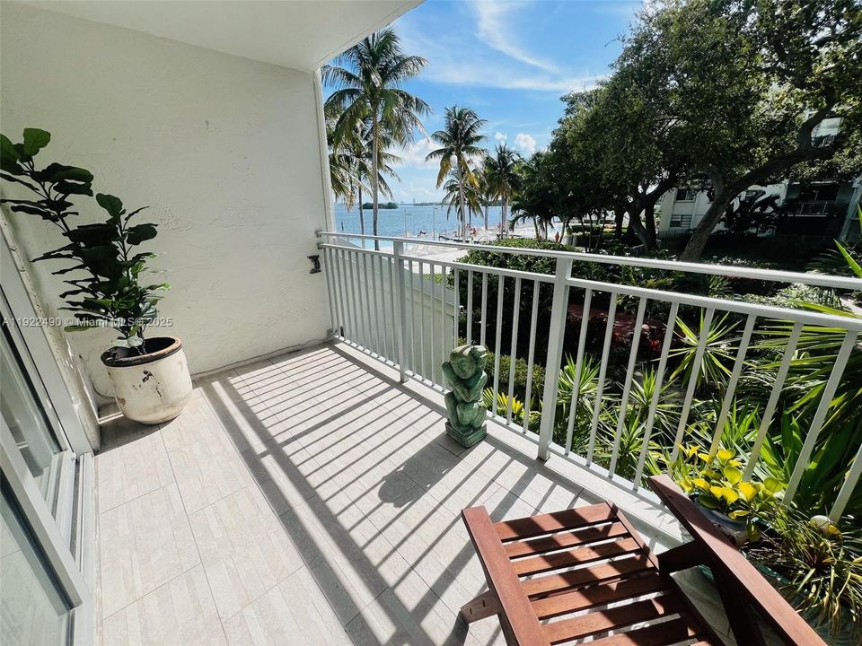 For Sale: $380,000 (1 beds, 1 baths, 723 Square Feet)