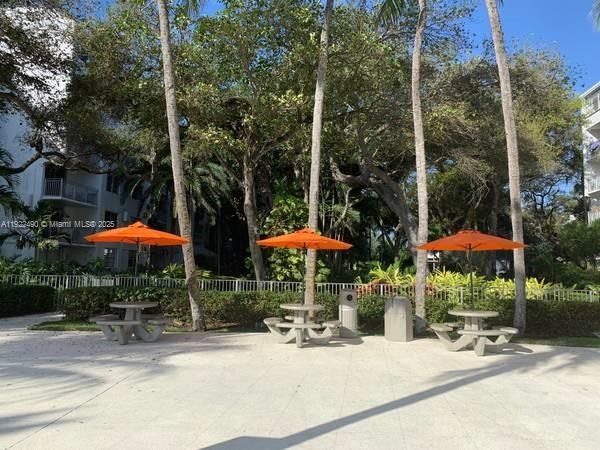 For Sale: $380,000 (1 beds, 1 baths, 723 Square Feet)