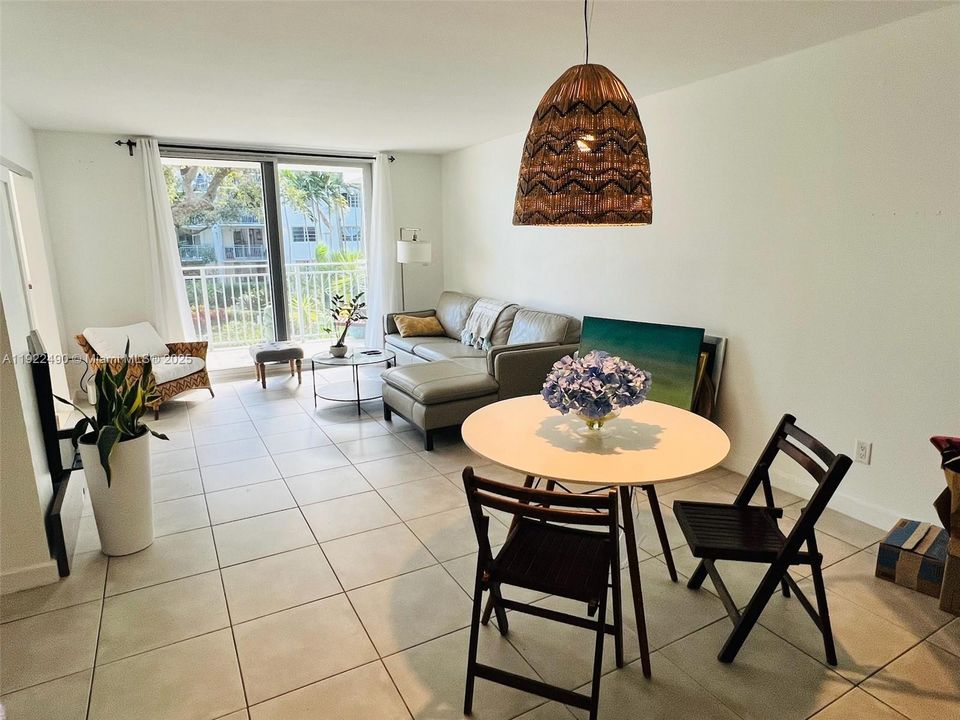 For Sale: $380,000 (1 beds, 1 baths, 723 Square Feet)