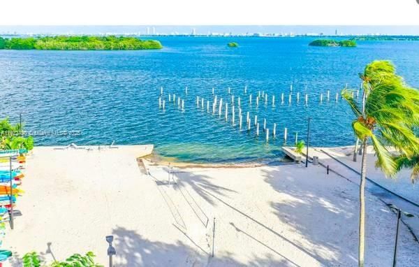 For Sale: $380,000 (1 beds, 1 baths, 723 Square Feet)