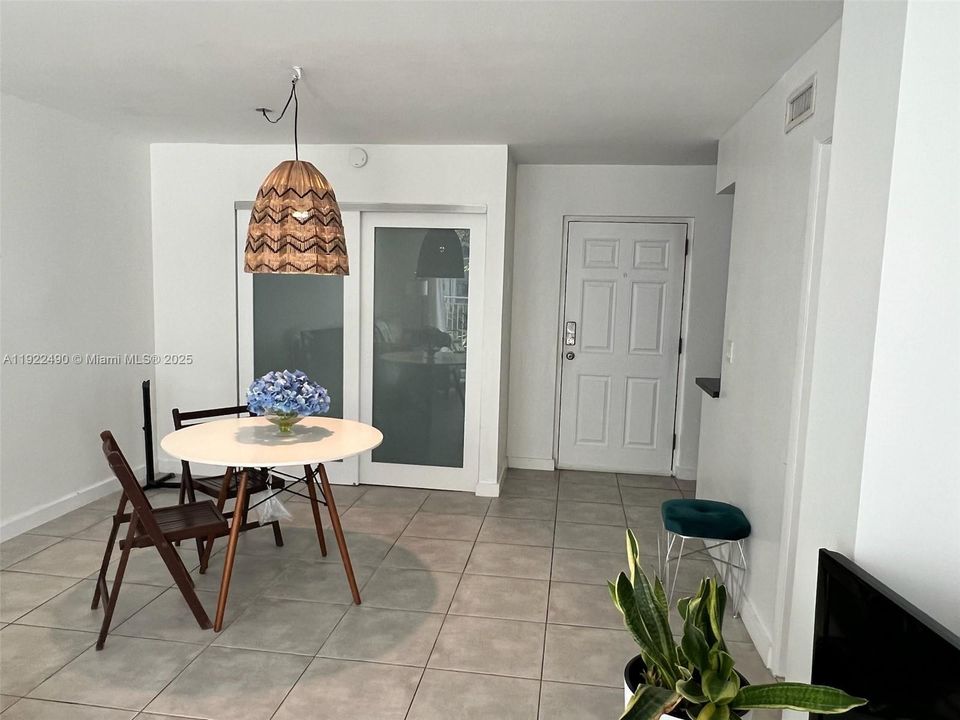 For Sale: $380,000 (1 beds, 1 baths, 723 Square Feet)