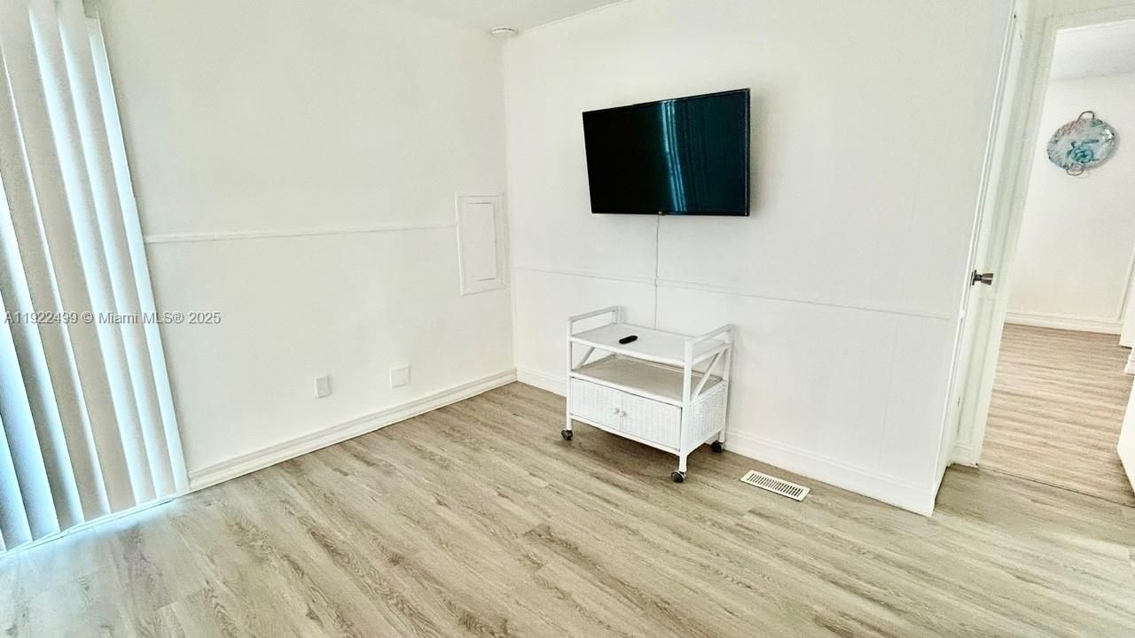 PART OD THE KITCHEN WITH A BIG SLIDE DOOR FACING THE FRONT DECK