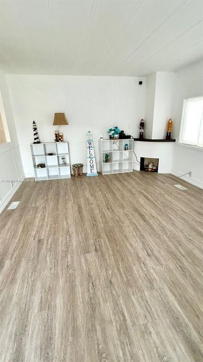 BIG LIVING ROOM WITH FIRE PLACE