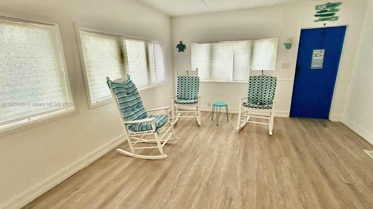 LIVING ROOM AT THE ENTRANCE