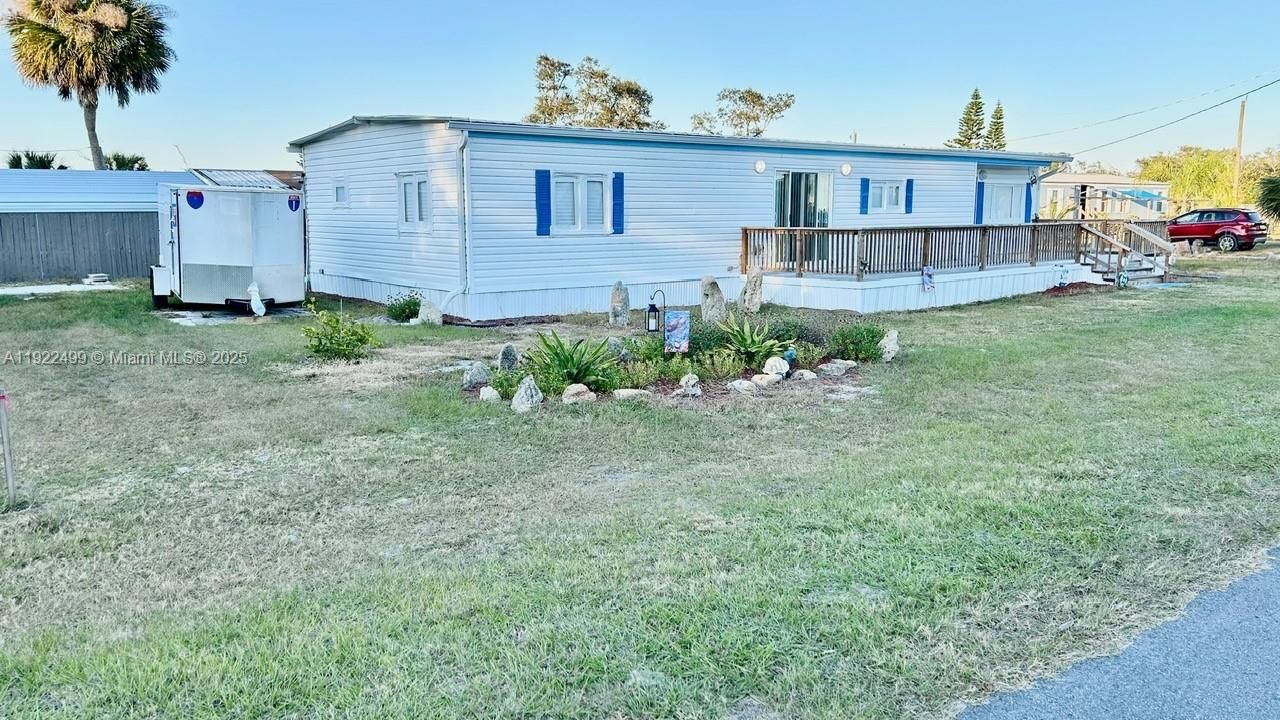 BIG DECK AT THE FRONT