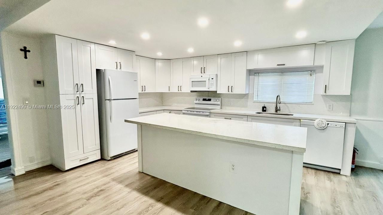 ENJOY COOKING ON THIS SPACIOUS KITCHEN AND NEW APPLIANCES