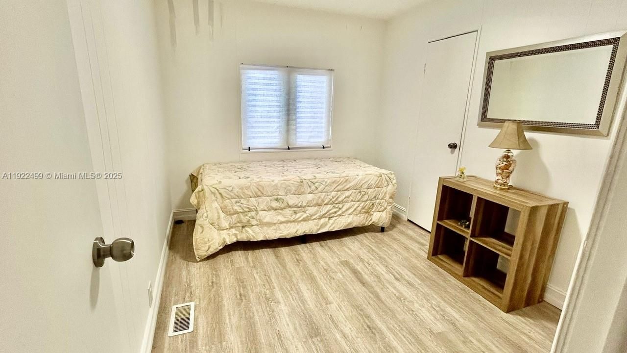 ONE BEDROOM WITH BIG CLOSET AND  ADJACENT TO THE 2ND BATH