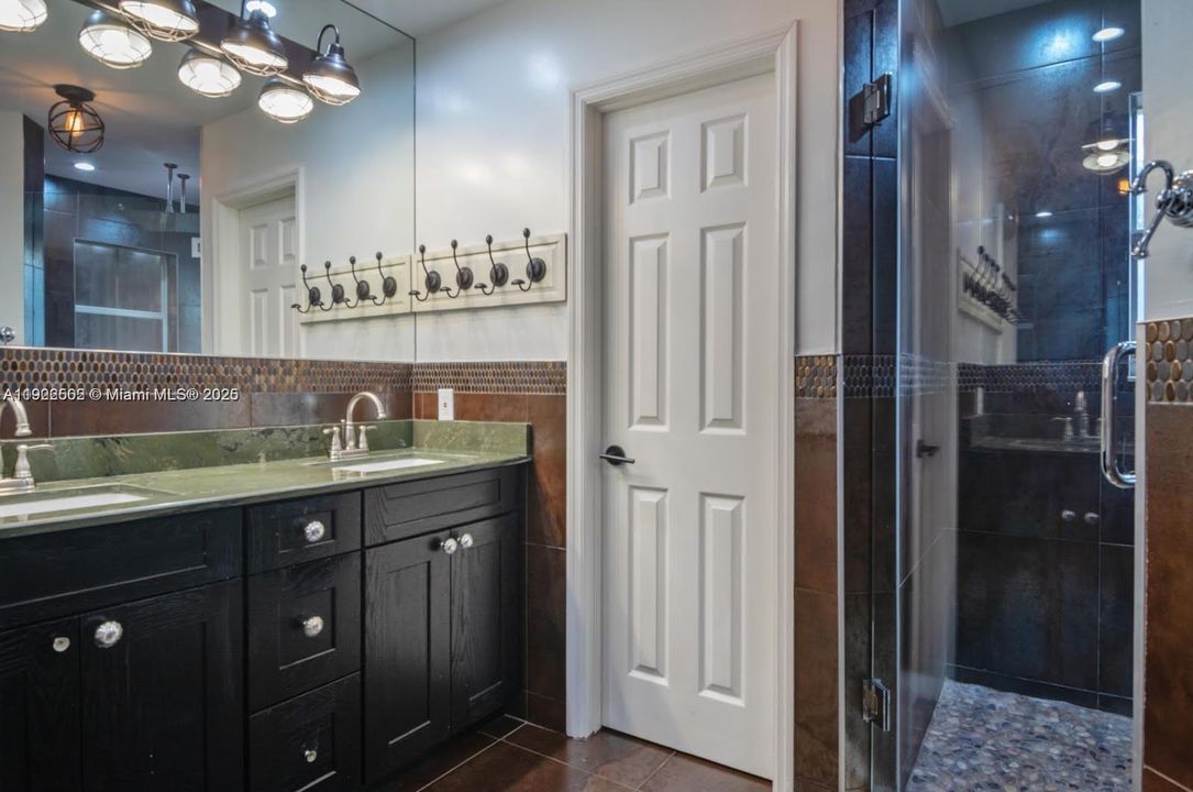 В аренду: $4,200 (3 спален, 2 ванн, 1748 Квадратных фут)