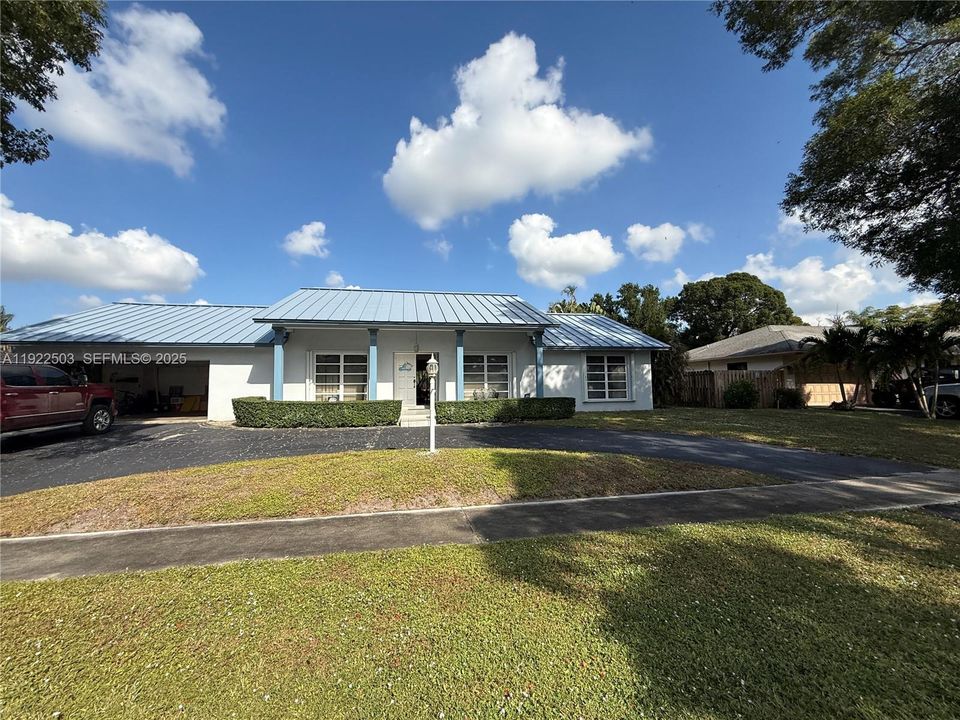 For Sale: $775,000 (4 beds, 2 baths, 2605 Square Feet)