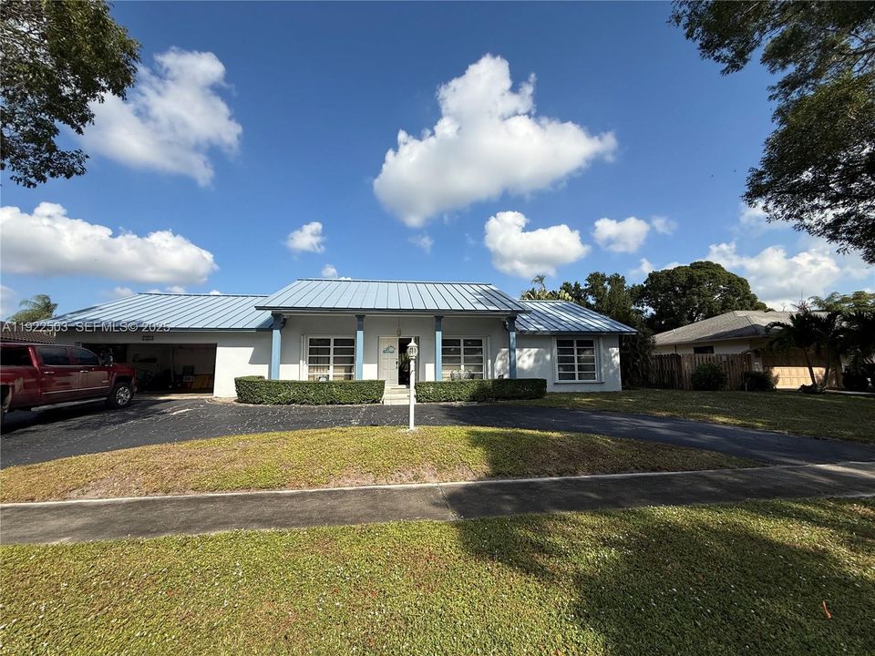 For Sale: $775,000 (4 beds, 2 baths, 2605 Square Feet)