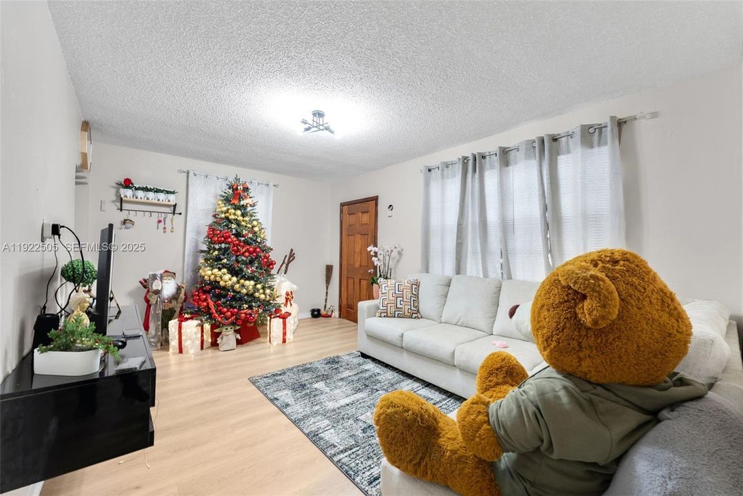 For Sale: $575,000 (3 beds, 2 baths, 1143 Square Feet)