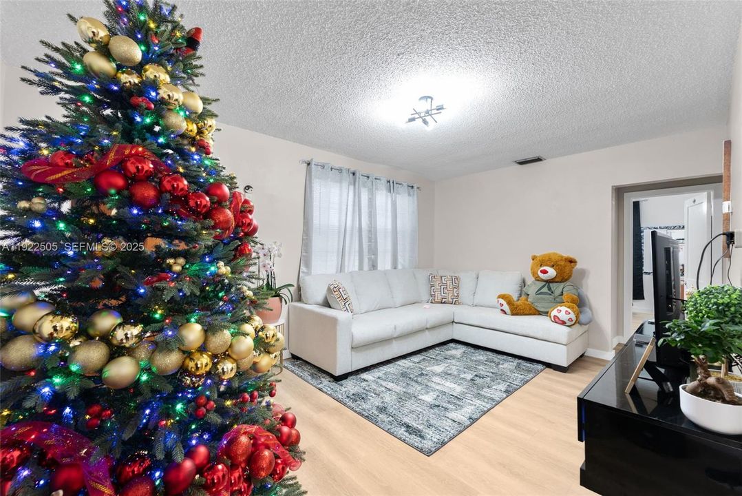 For Sale: $575,000 (3 beds, 2 baths, 1143 Square Feet)