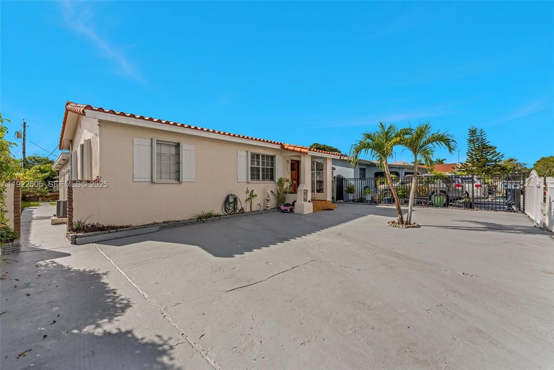 For Sale: $575,000 (3 beds, 2 baths, 1143 Square Feet)