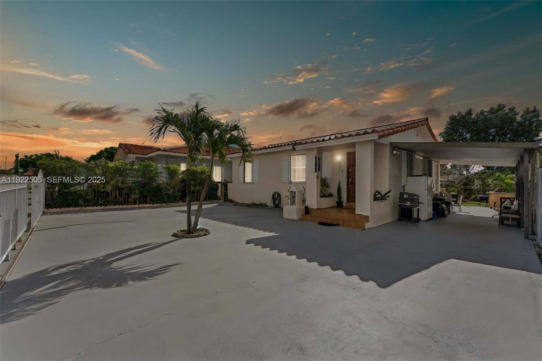 For Sale: $575,000 (3 beds, 2 baths, 1143 Square Feet)