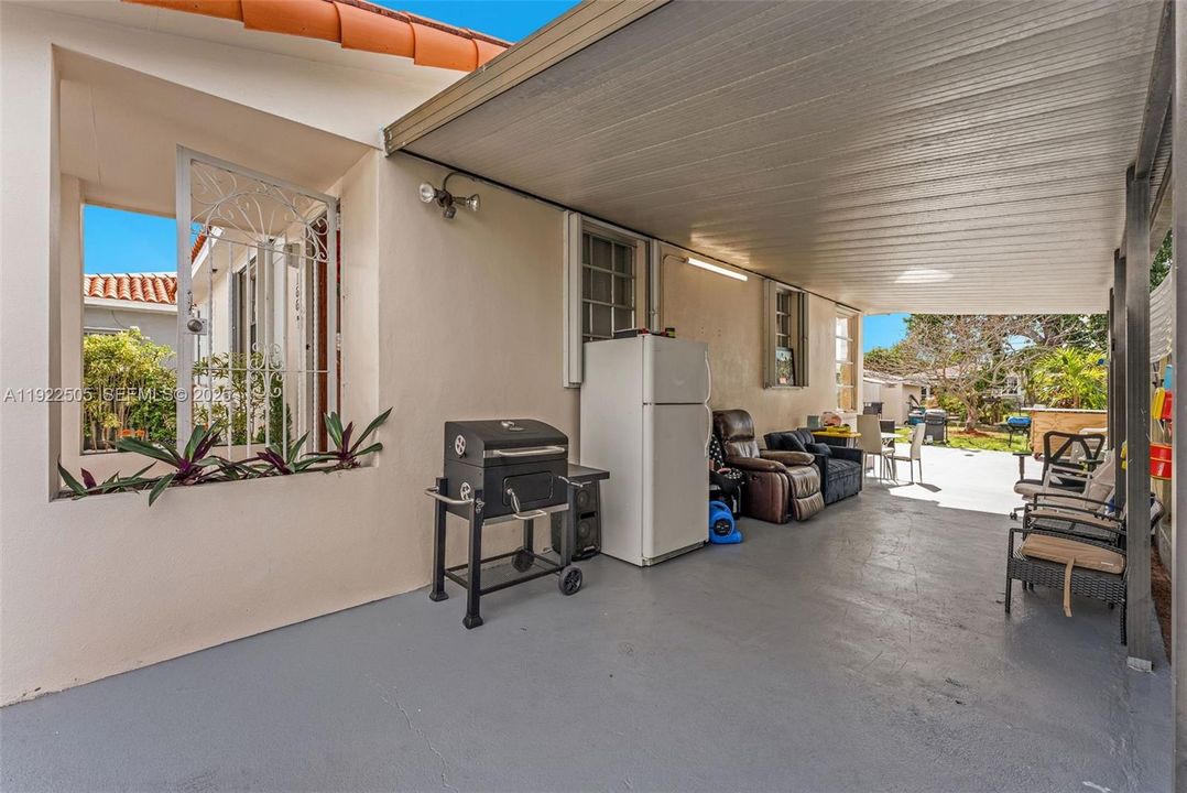 For Sale: $575,000 (3 beds, 2 baths, 1143 Square Feet)