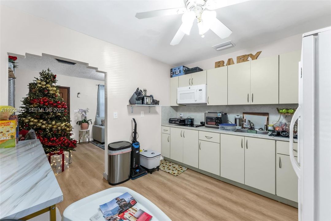 For Sale: $575,000 (3 beds, 2 baths, 1143 Square Feet)