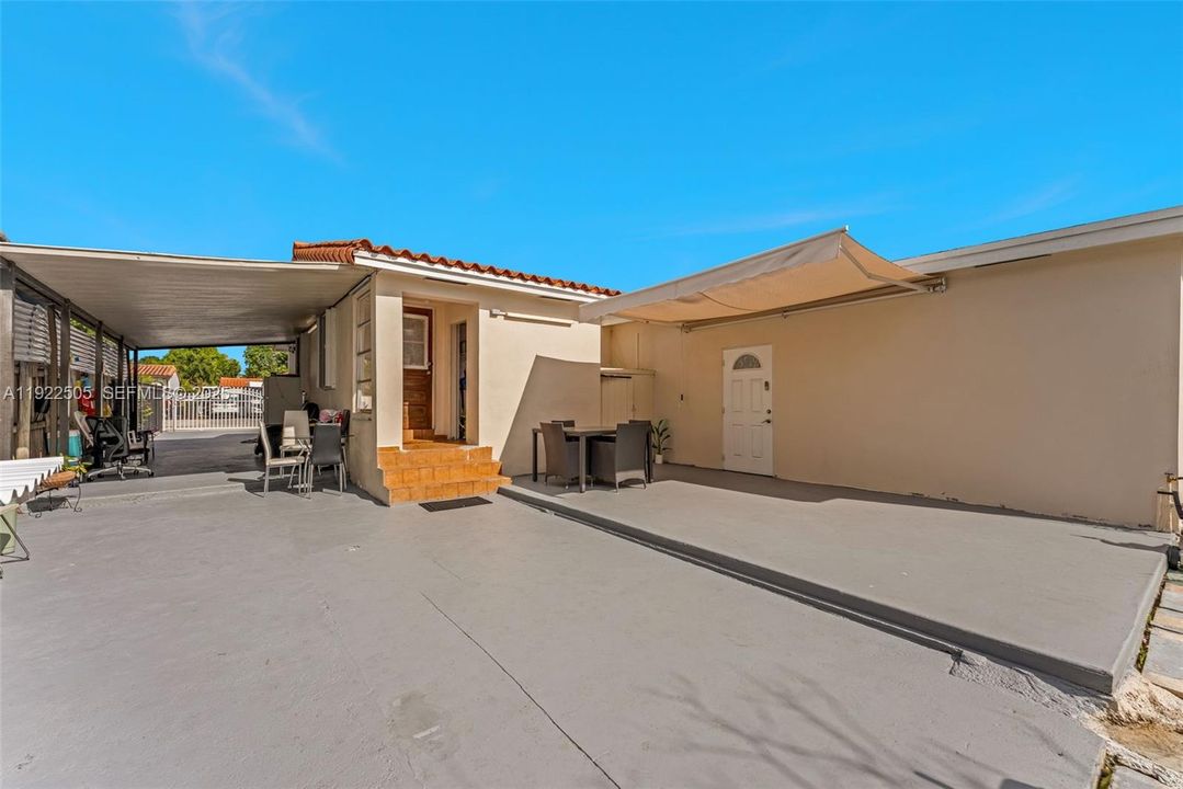 For Sale: $575,000 (3 beds, 2 baths, 1143 Square Feet)