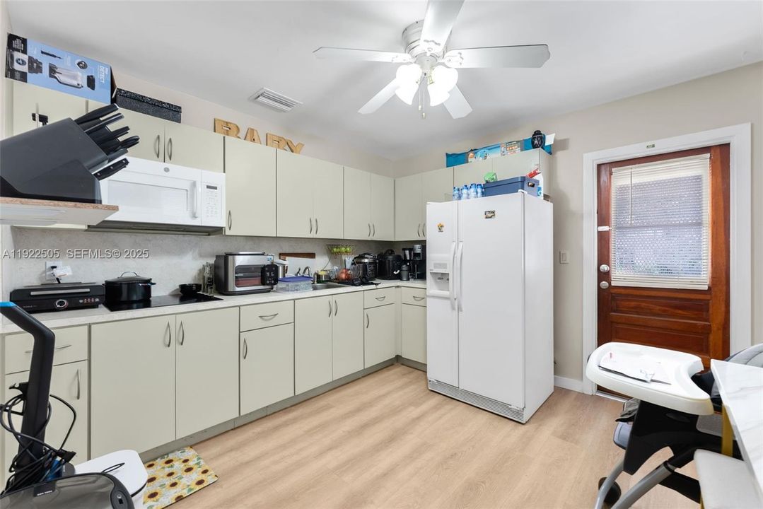 For Sale: $575,000 (3 beds, 2 baths, 1143 Square Feet)