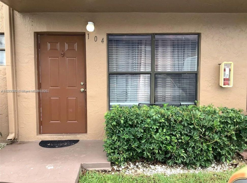 For Rent: $1,900 (2 beds, 2 baths, 760 Square Feet)