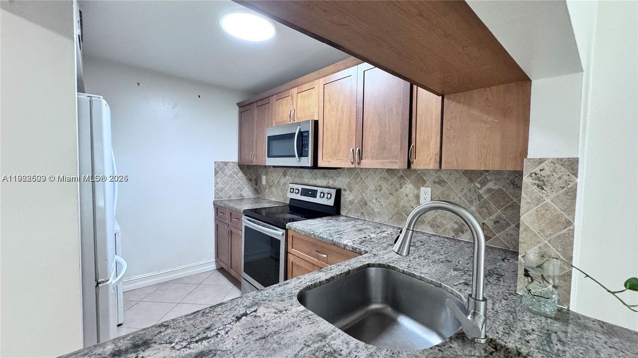 For Rent: $1,900 (2 beds, 2 baths, 760 Square Feet)