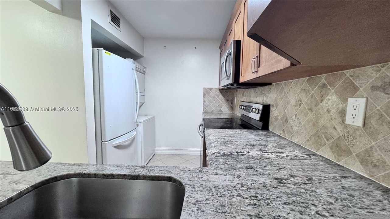For Rent: $1,900 (2 beds, 2 baths, 760 Square Feet)