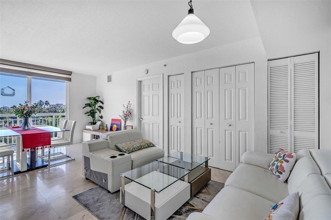 待售: $340,000 (2 贝兹, 2 浴室, 891 平方英尺)