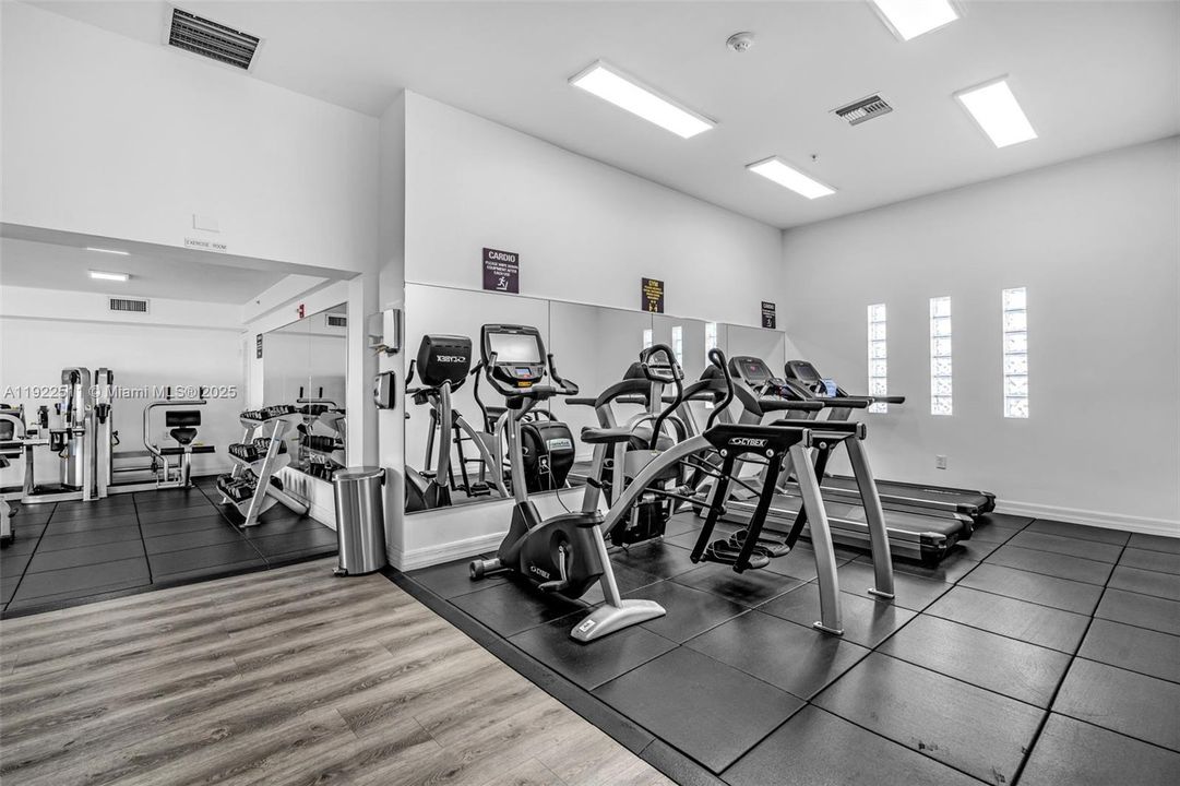 待售: $340,000 (2 贝兹, 2 浴室, 891 平方英尺)