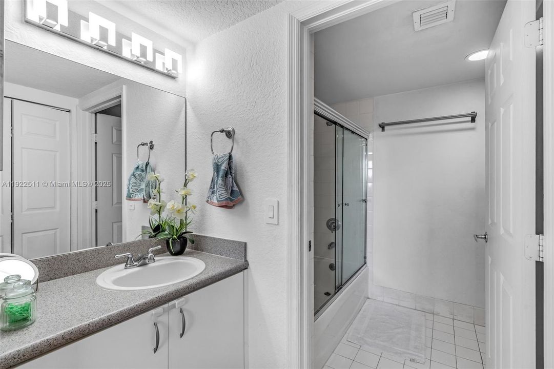 待售: $340,000 (2 贝兹, 2 浴室, 891 平方英尺)