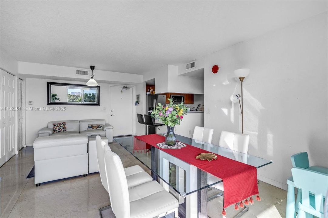 待售: $340,000 (2 贝兹, 2 浴室, 891 平方英尺)