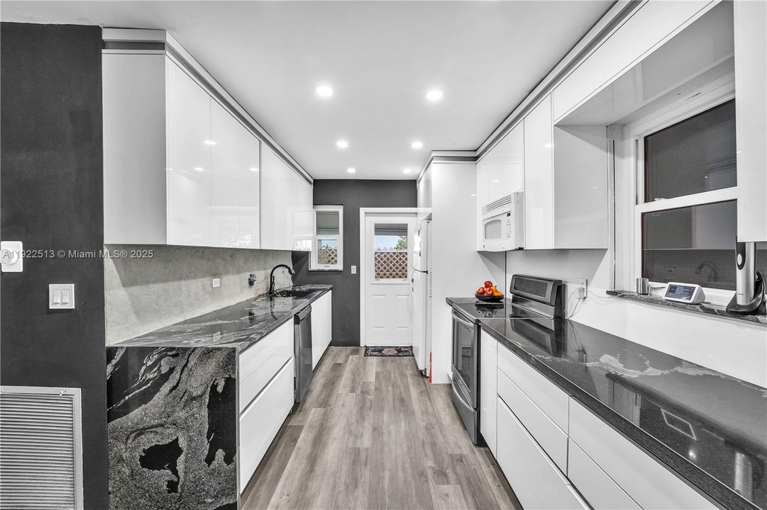 For Sale: $630,000 (3 beds, 2 baths, 1527 Square Feet)