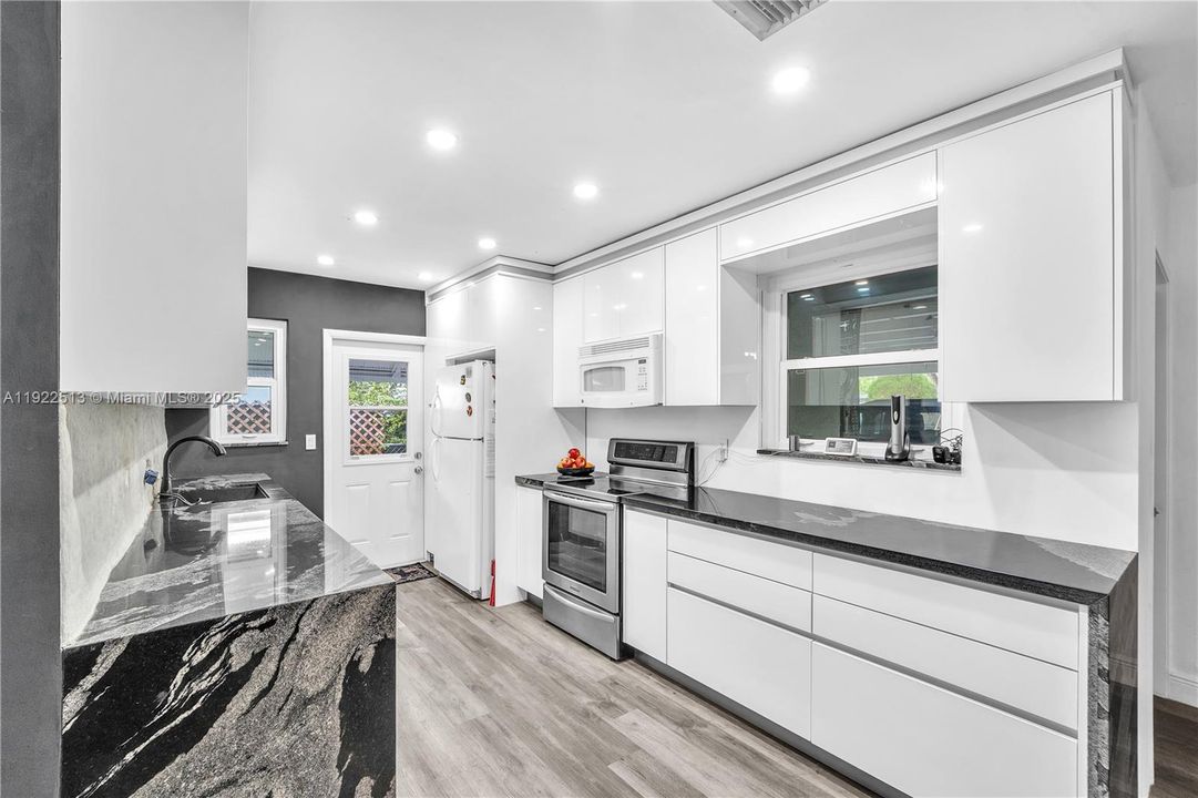 For Sale: $630,000 (3 beds, 2 baths, 1527 Square Feet)