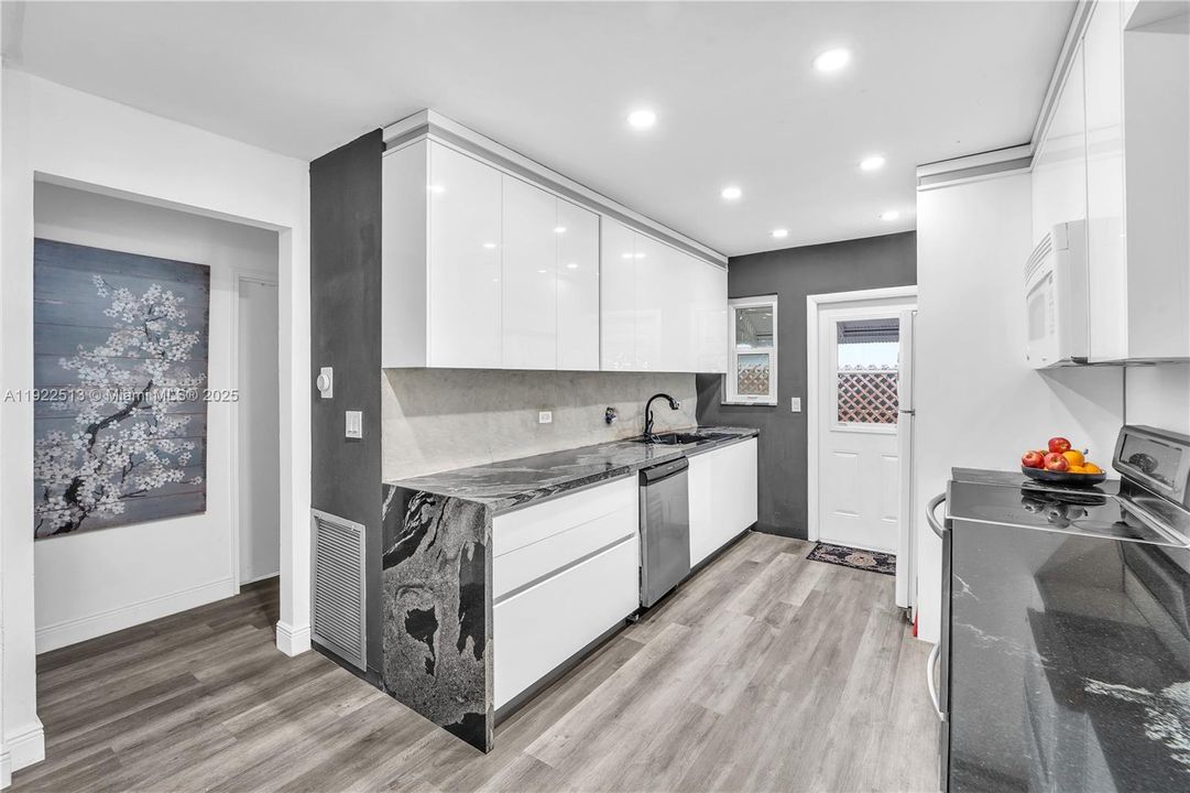 For Sale: $630,000 (3 beds, 2 baths, 1527 Square Feet)