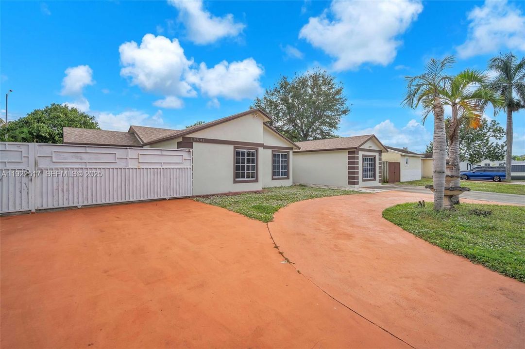 For Sale: $764,500 (4 beds, 2 baths, 1927 Square Feet)