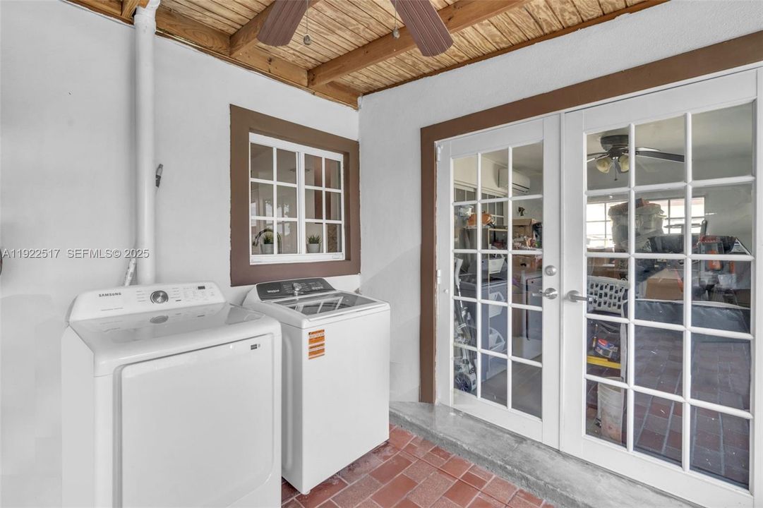 For Sale: $764,500 (4 beds, 2 baths, 1927 Square Feet)