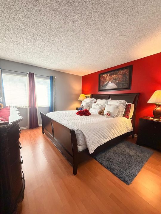 For Sale: $179,000 (2 beds, 2 baths, 922 Square Feet)