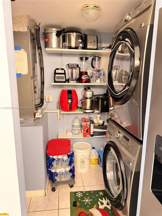 For Sale: $179,000 (2 beds, 2 baths, 922 Square Feet)