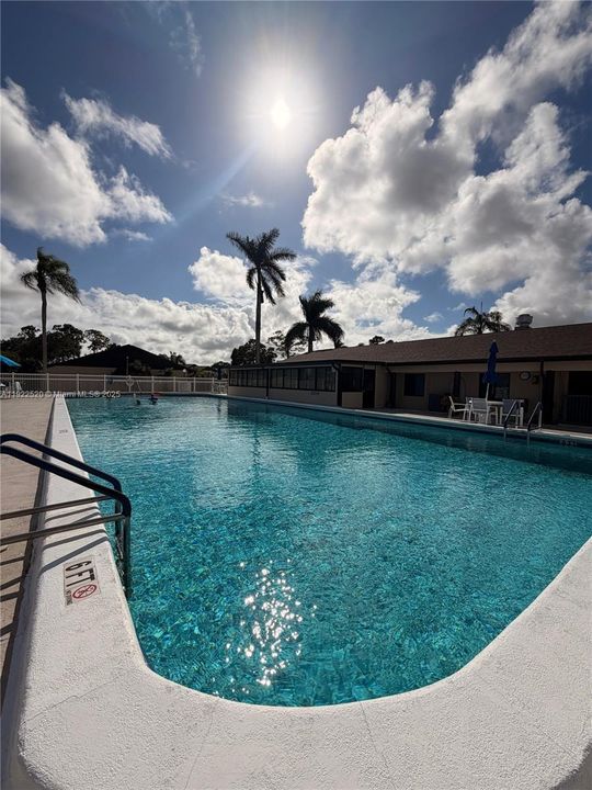 For Sale: $179,000 (2 beds, 2 baths, 922 Square Feet)