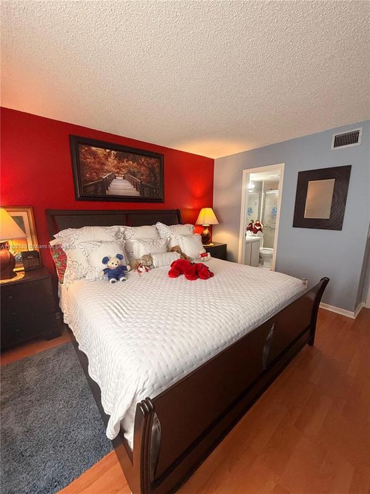 For Sale: $179,000 (2 beds, 2 baths, 922 Square Feet)